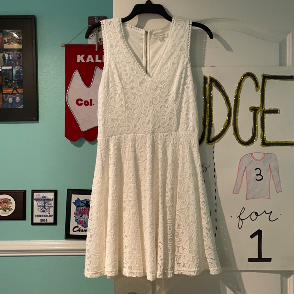 Francesca’s White Sleeveless Dress